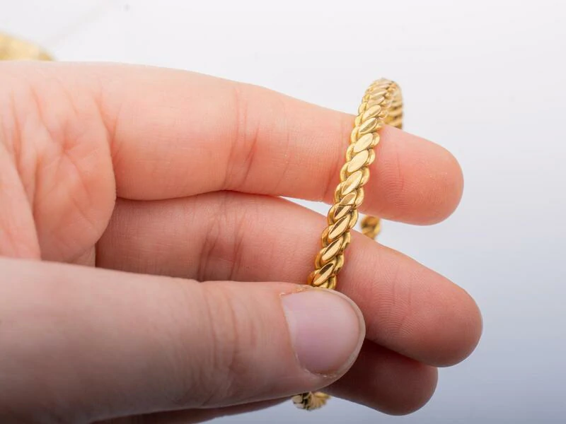 featured image ilustrasi bagaimana menilai kualitas perhiasan emas berdasarkan karat