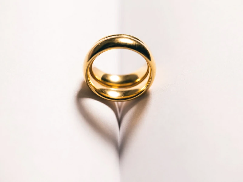 featured image ilustrasi cara menjaga kilau perhiasan emas setelah pemakaian harian