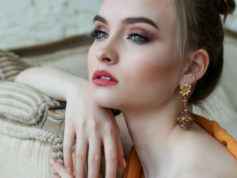 featured image ilustrasi panduan memilih anting emas untuk berbagai bentuk wajah