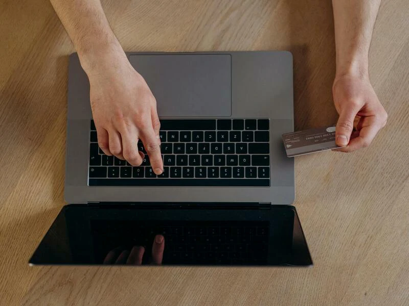 featured image ilustrasi tips aman bertransaksi emas secara online